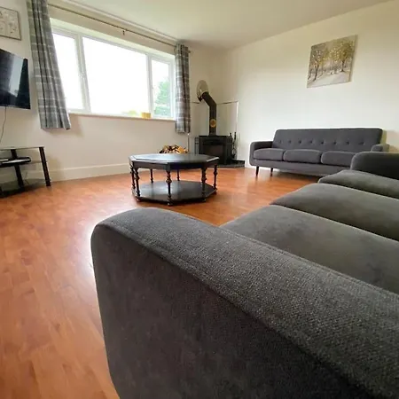 Feriehus Idyllic Cottage, With Sea Views, Sleeps 6 *