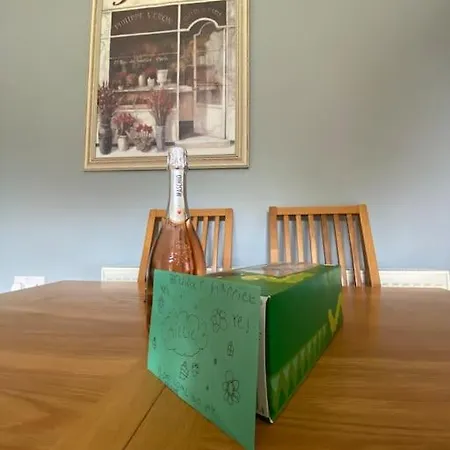 Casa vacanze Idyllic Cottage, With Sea Views, Sleeps 6 *