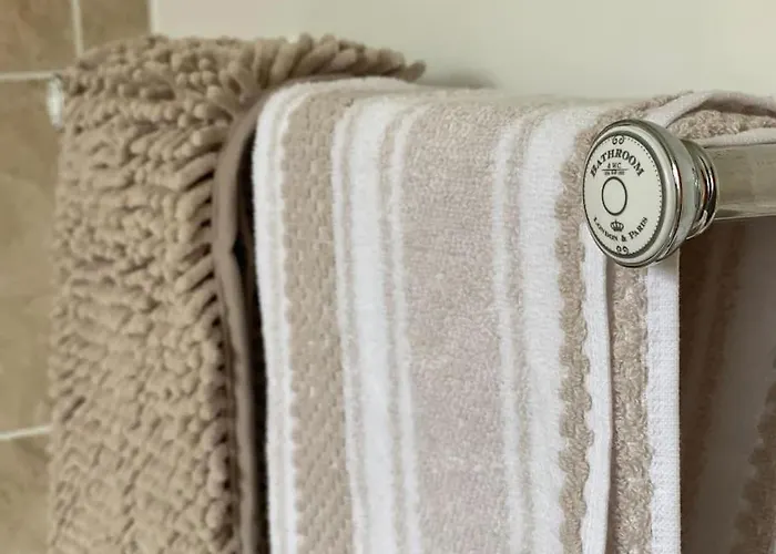 Idyllic Cottage, With Sea Views, Sleeps 6 * Whitby