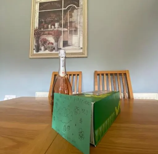 Vakantiehuis Idyllic Cottage, With Sea Views, Sleeps 6 *