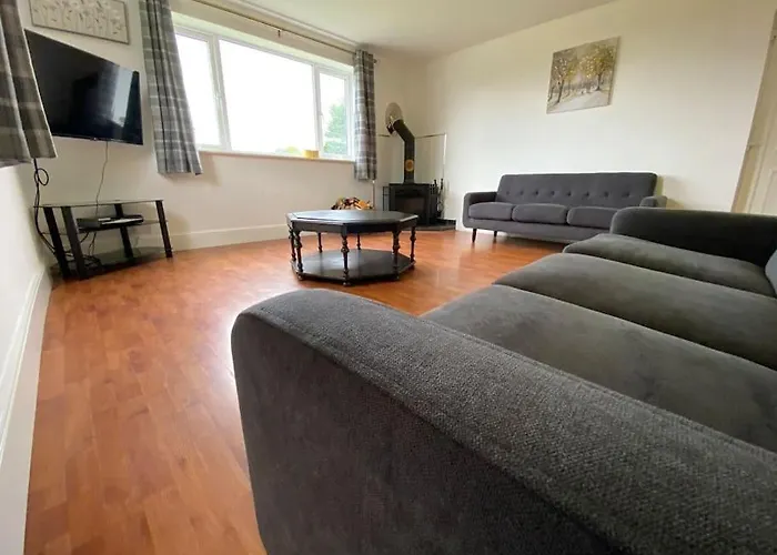 Vakantiehuis Idyllic Cottage, With Sea Views, Sleeps 6 *