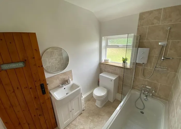 Vakantiehuis Idyllic Cottage, With Sea Views, Sleeps 6 *